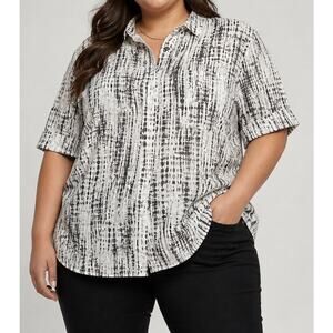 Torrid Size 3 Black & White Abstract Stripe Roll-Tab Sleeve Button-Down Blouse